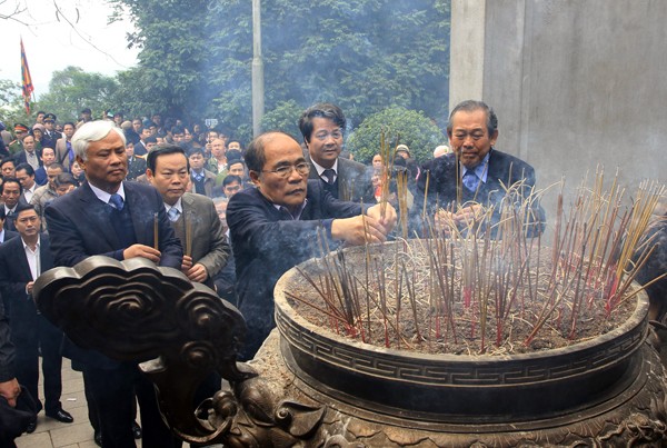Chủ tịch Quốc hội Nguyễn Sinh Hùng dâng hương tưởng niệm các Vua Hùng  - ảnh 1